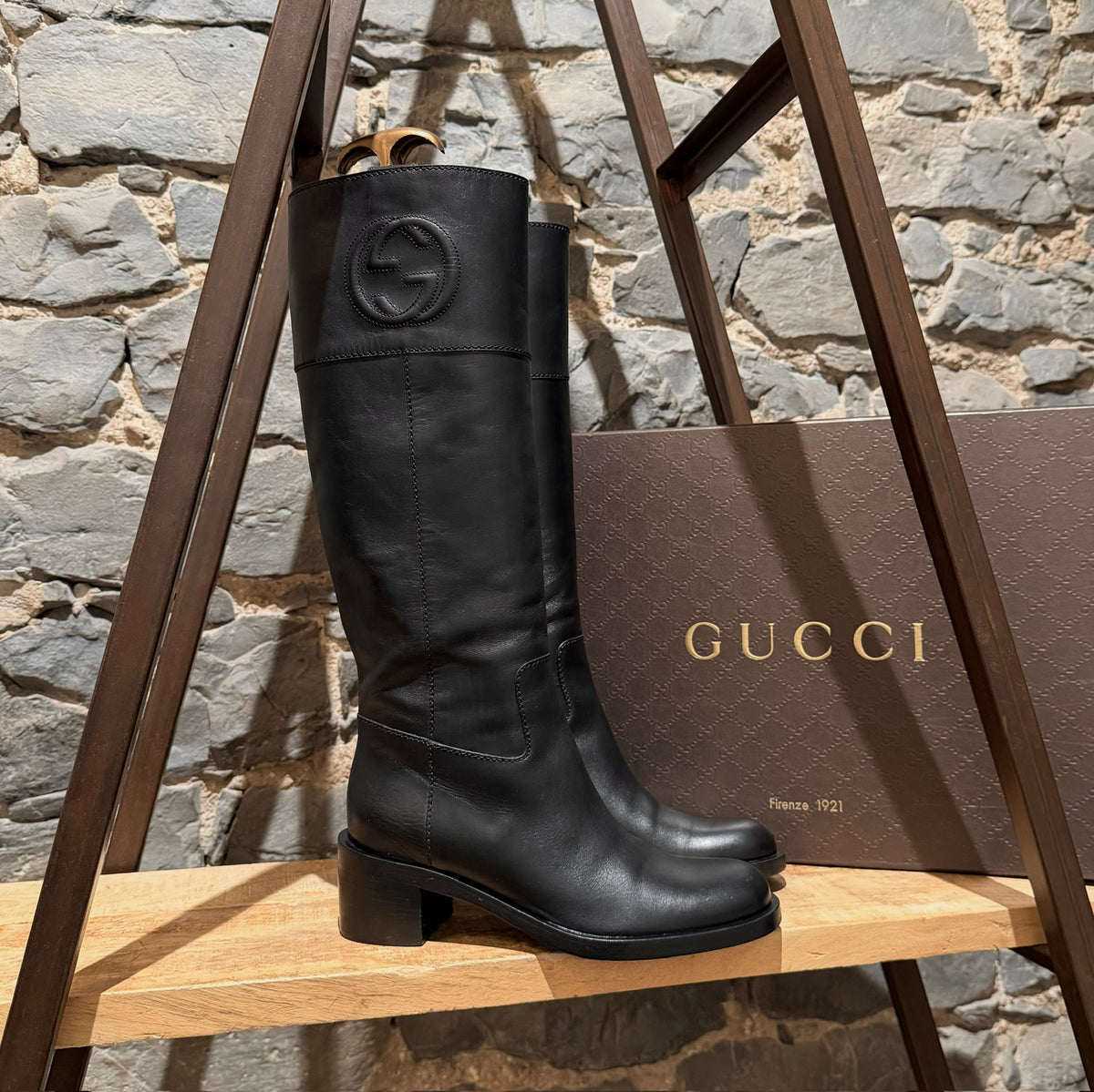 Gucci GGロゴ ハイヒールブーツ Gucci Black Smooth Leather GG Soho Logo Heeled Riding Boots