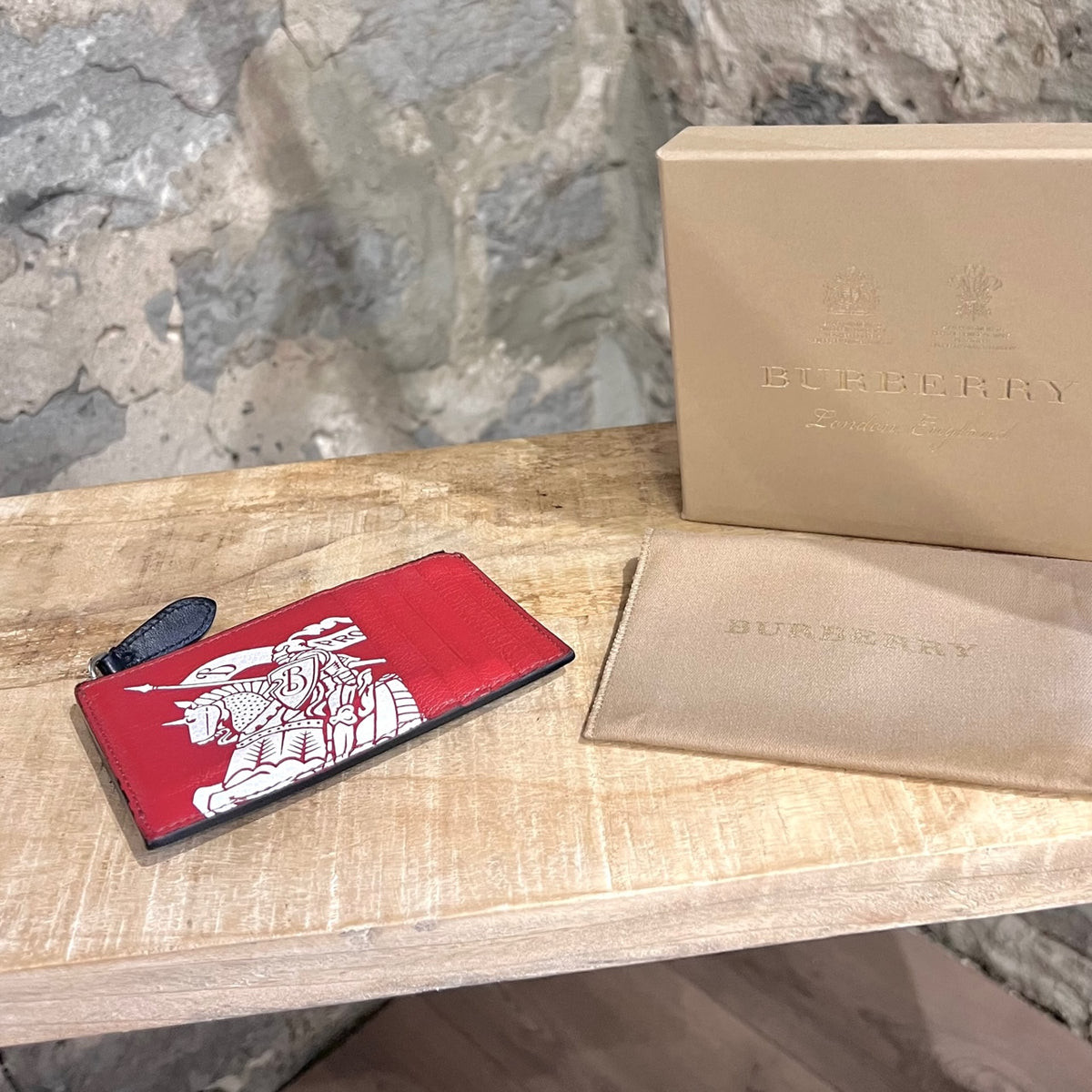 Burberry Red Alwyn Vintage Logo Card Case – Boutique LUC.S