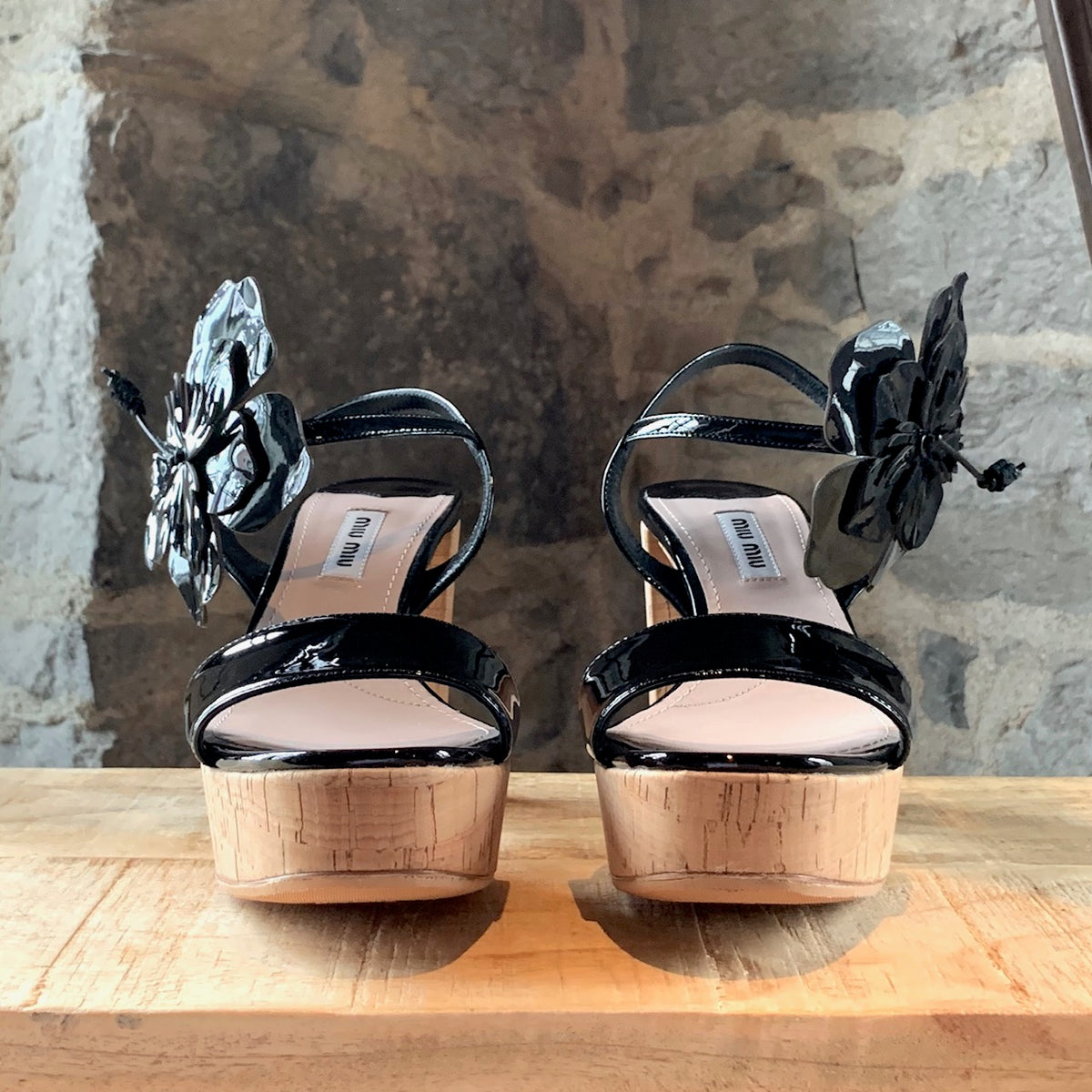 I*e様 Miu Miu フラワー装飾 ハイヒールサンダル Miu Miu Black Patent Leather Floral Accent Wooden Sandals