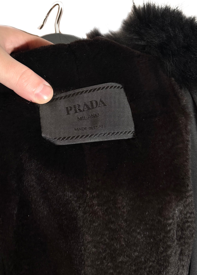 Manteau long doublé de fourrure de belette en nylon noir Prada Vintage des années 90