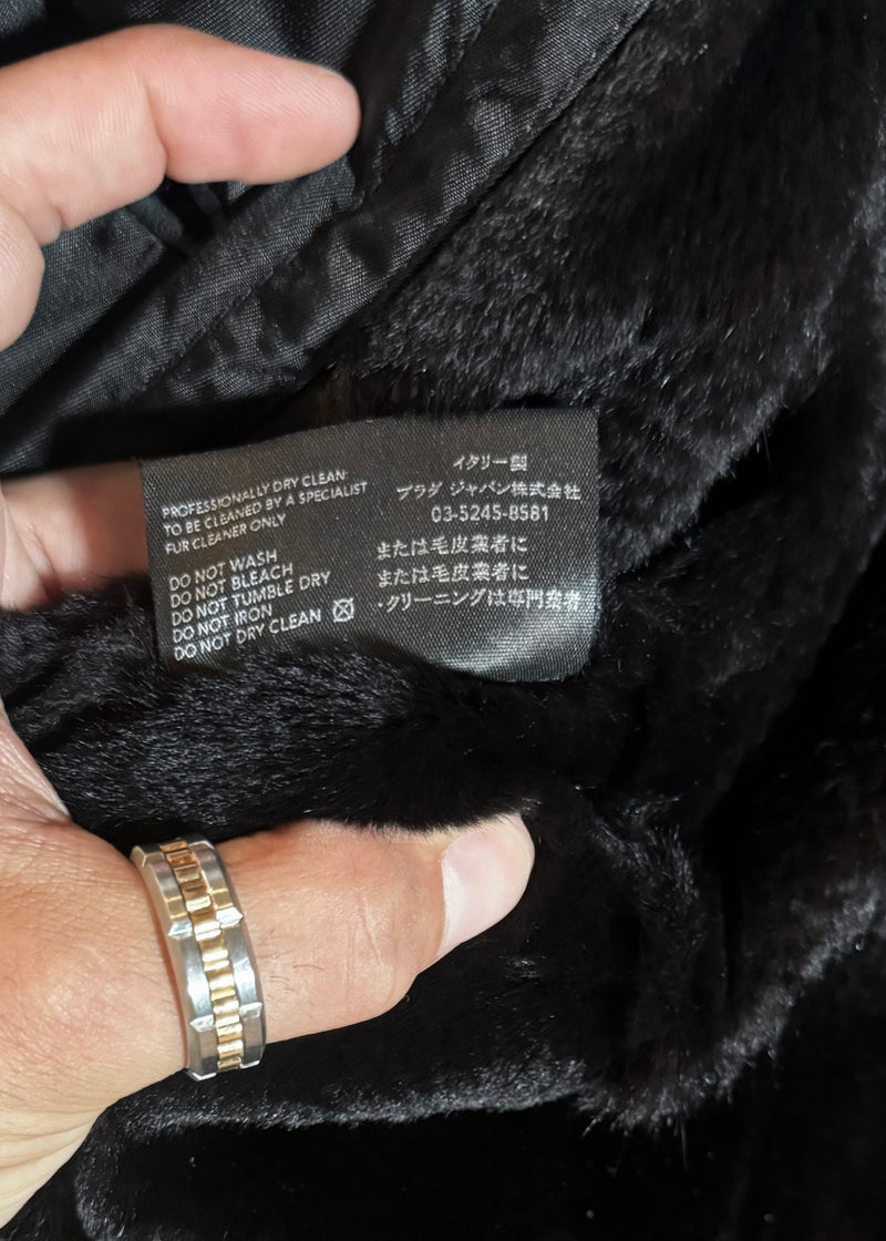 Manteau long doublé de fourrure de belette en nylon noir Prada Vintage des années 90