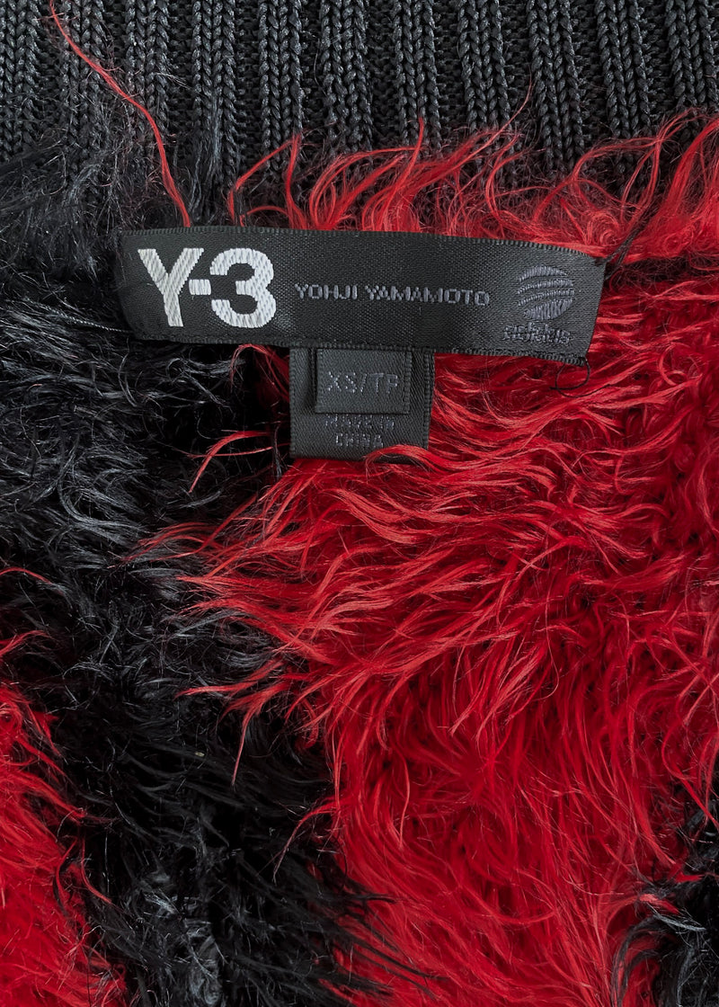 Pull cardigan Y-3 ouvert à rayures rouges en fausse fourrure noire