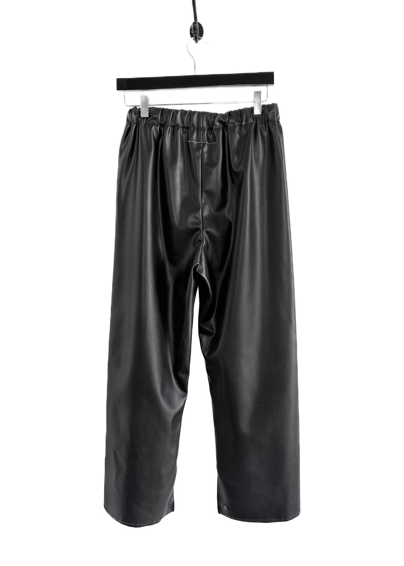 Pantalon large en simili cuir noir MM6