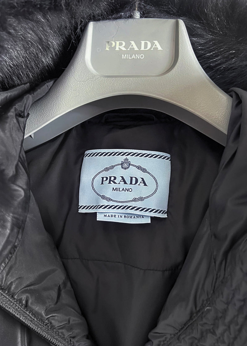 Manteau noir en duvet Prada 2021 longueur moyenne avec peau de mouton