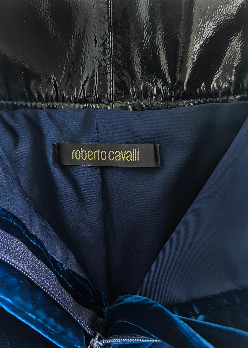 Jupe en velours bleu Roberto Cavalli avec ceinture noire en cuir vernis