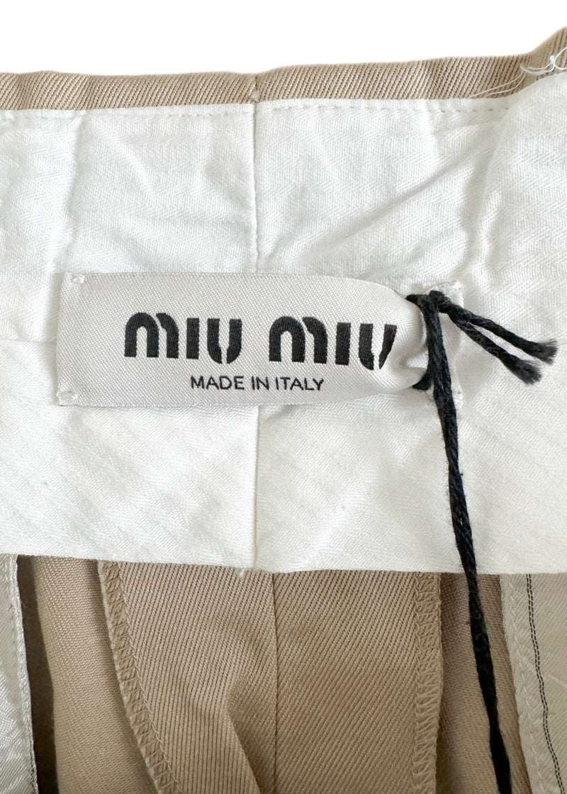 Mini jupe en chino beige Miu Miu SS 2022 Runway Look #5