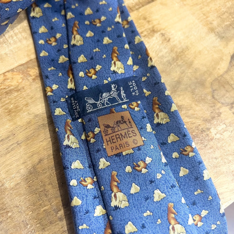Cravate en soie imprimée bûches de castor bleu Hermès