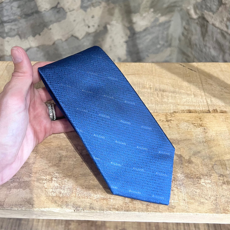 Cravate à motif logo à rayures diagonales bleues Bvlgari