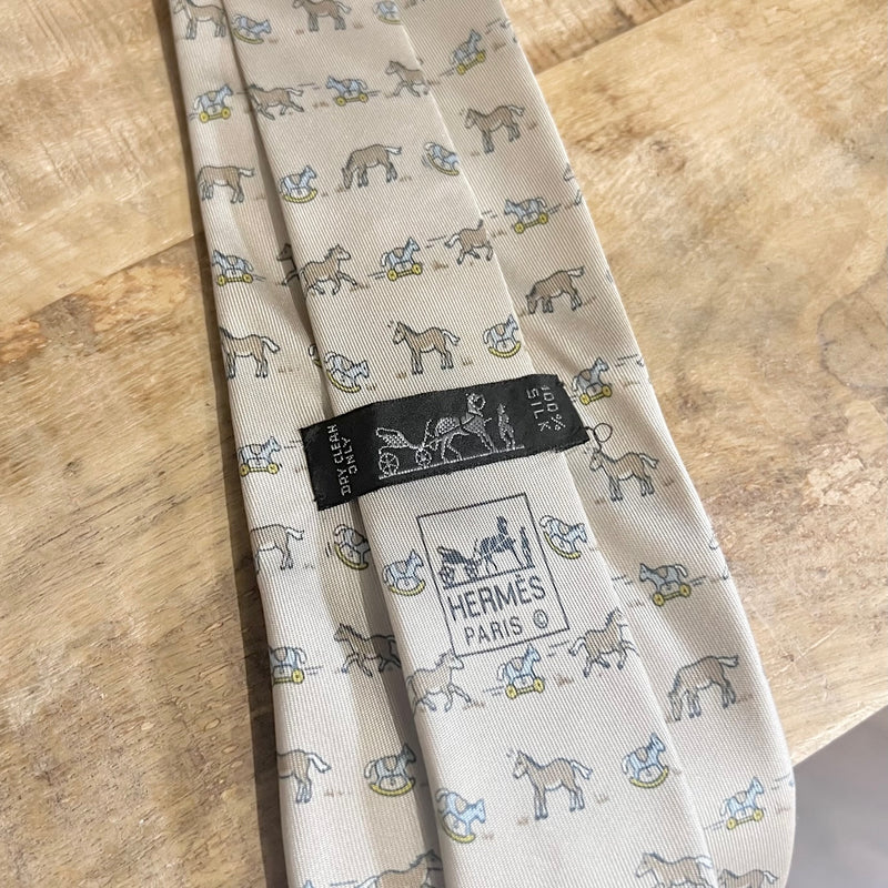 Cravate en soie à imprimé cheval beige Hermès