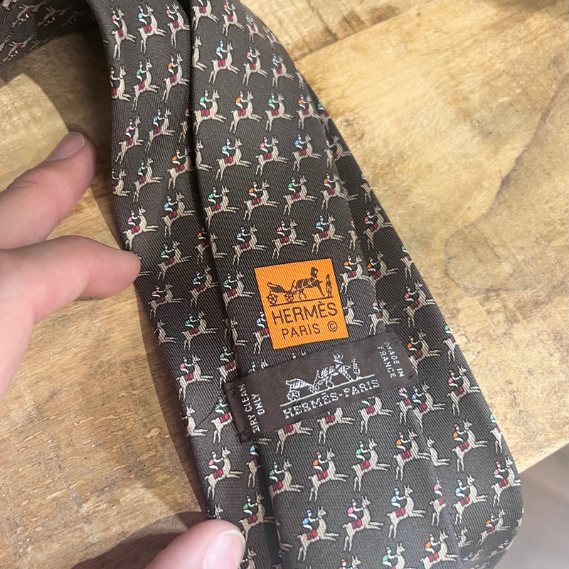 Cravate en soie imprimé cheval marron Hermès