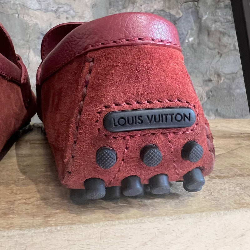 Mocassins Louis Vuitton Driver Hockenheim avec logo LV en daim rouge