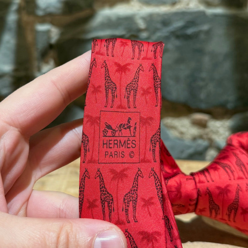 Cravate Hermès en soie rouge à imprimé girafe