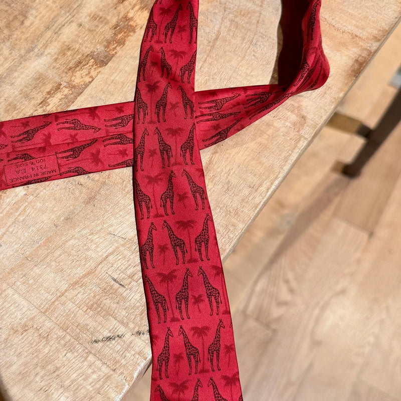 Cravate Hermès en soie rouge à imprimé girafe