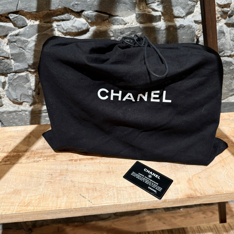 Sac hobo moyen en cuir d'agneau noir ivoire de Chanel Gabrielle