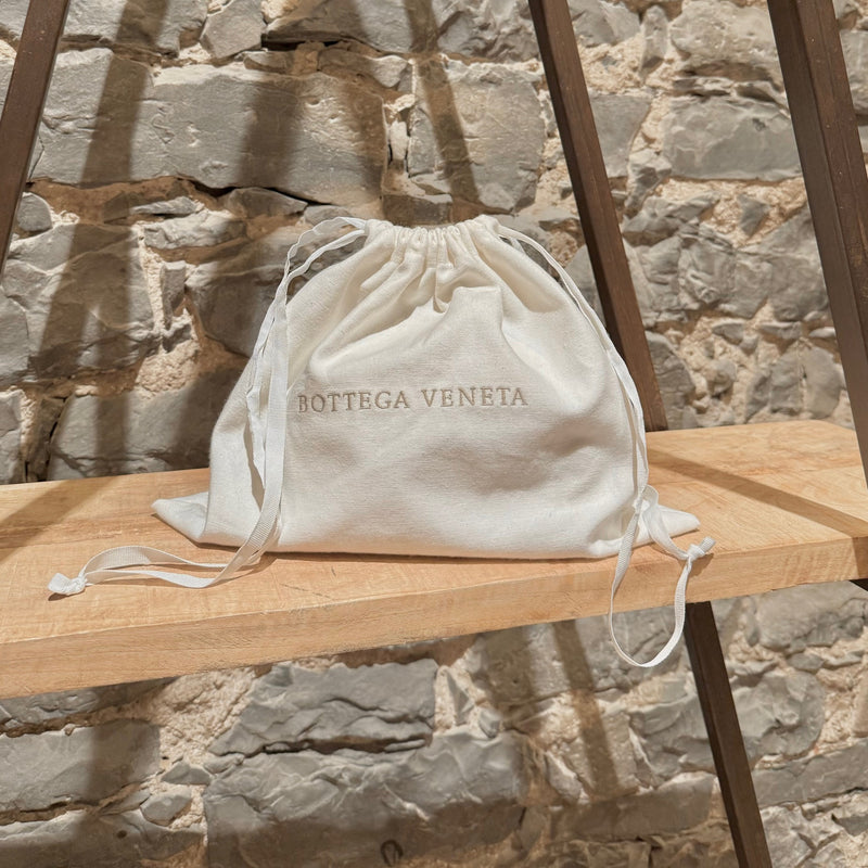 Sac bandoulière Bottega Veneta The Pouch Mini en cuir ivoire