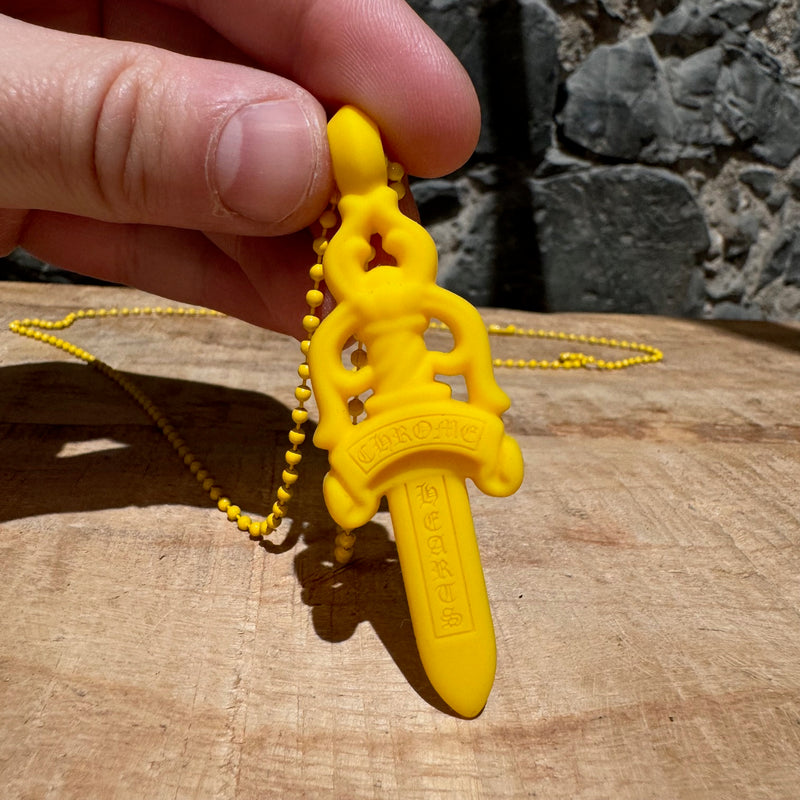 Collier pendentif poignard en caoutchouc et silicone jaune Chrome Hearts