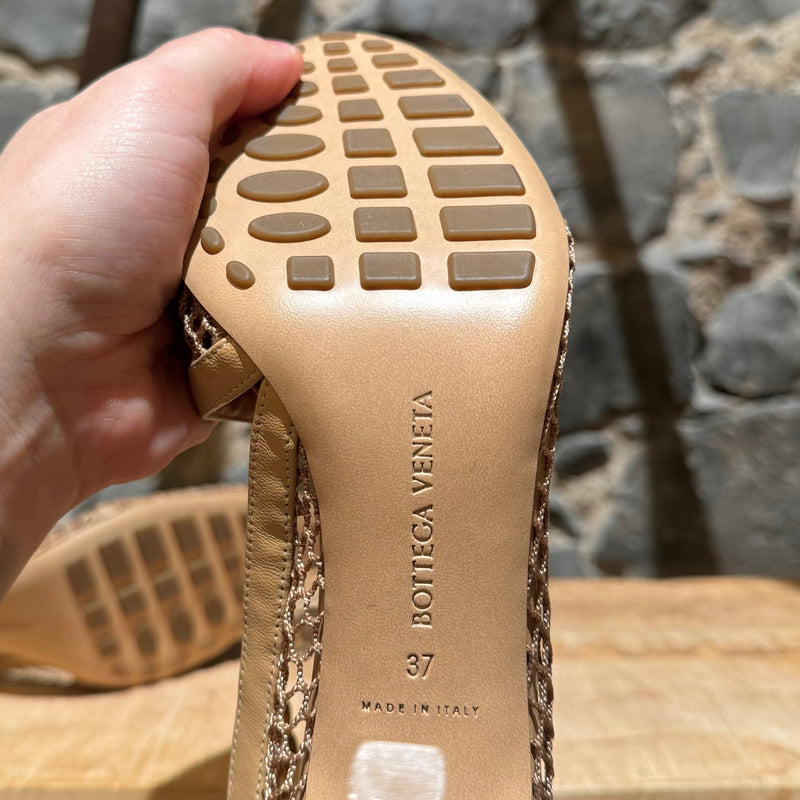 Escarpins à chaîne D'Orsay en maille extensible beige Bottega Veneta