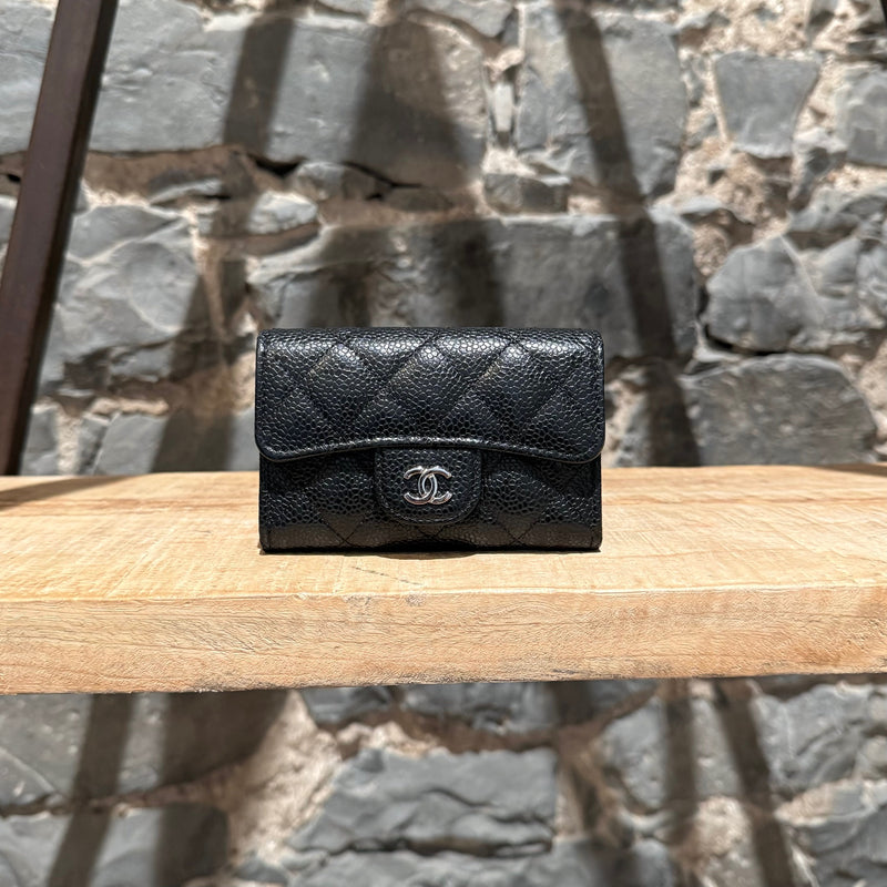 Porte-carte Chanel en cuir noir Caviar CC classique