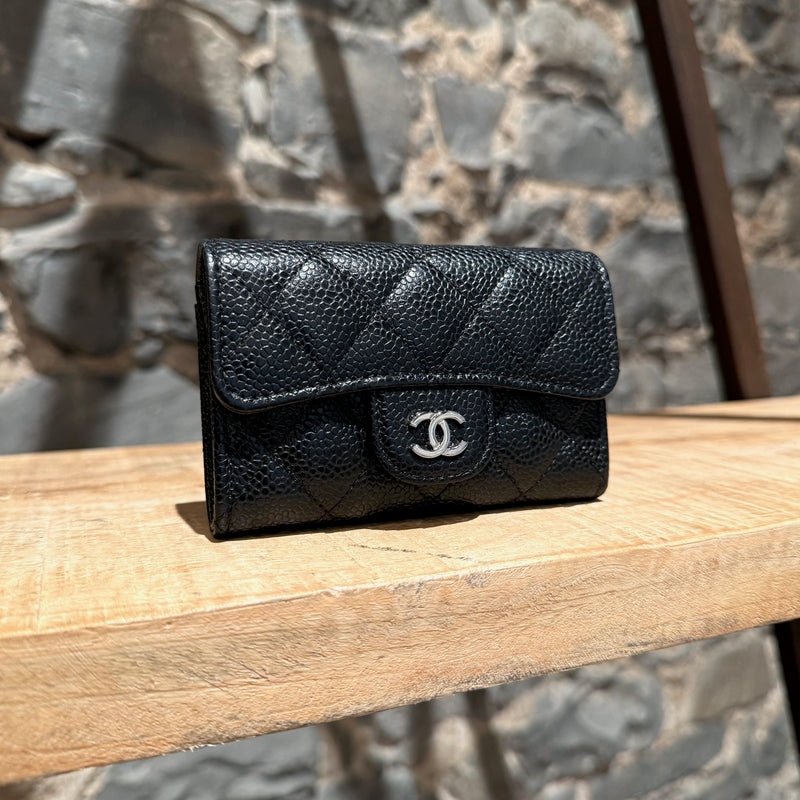 Porte-carte Chanel en cuir noir Caviar CC classique