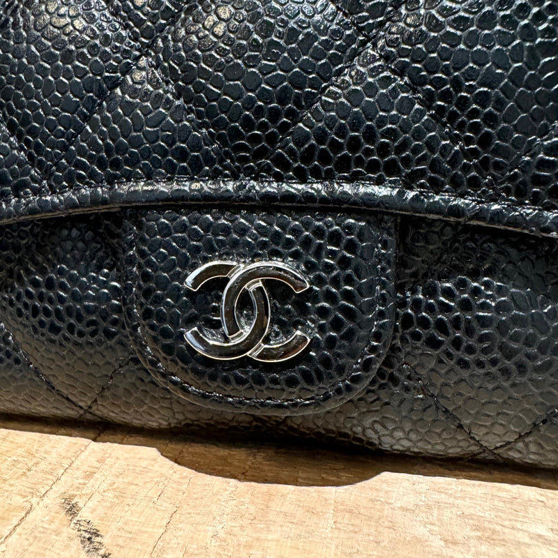 Porte-carte Chanel en cuir noir Caviar CC classique