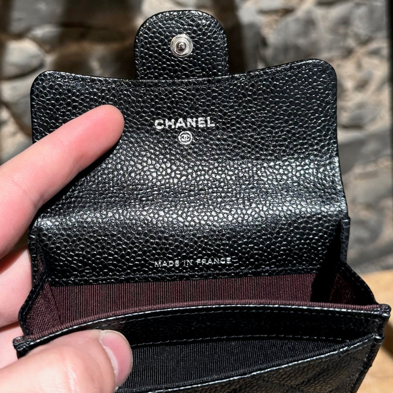 Porte-carte Chanel en cuir noir Caviar CC classique