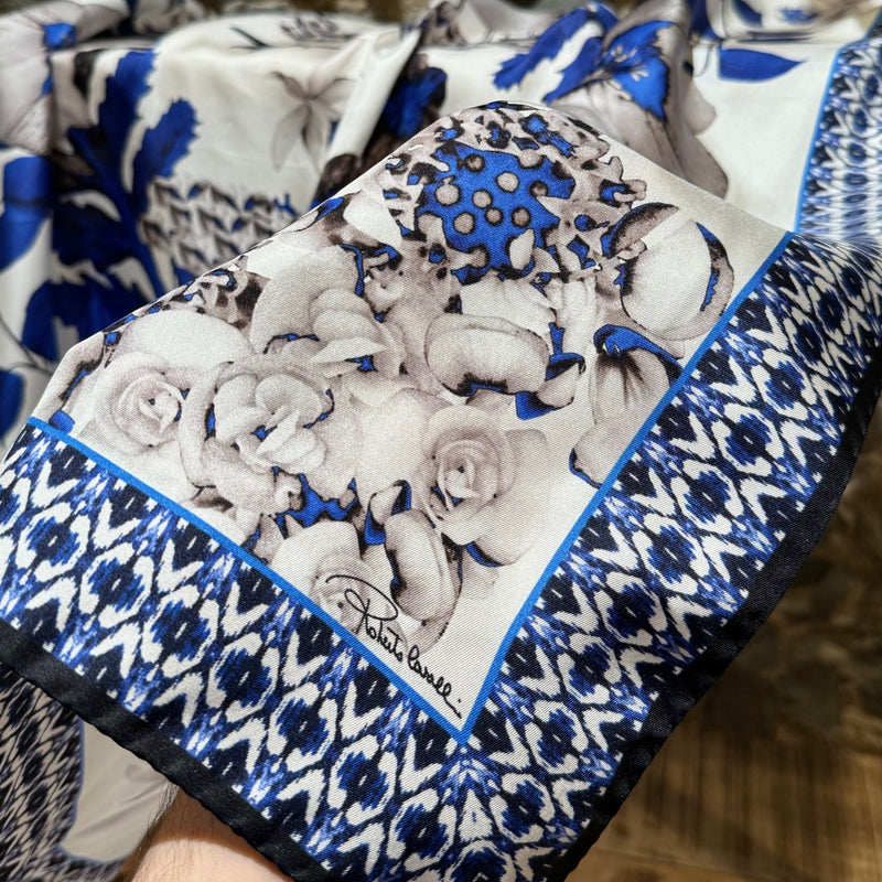 Foulard carré en soie à fleurs bleu et blanc Roberto Cavalli