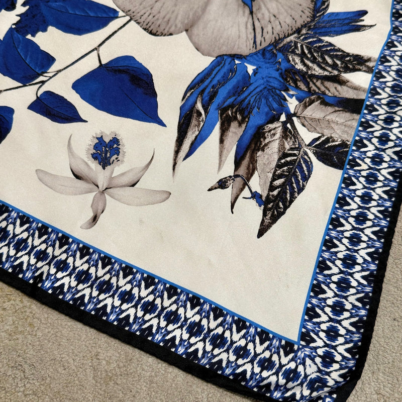 Foulard carré en soie à fleurs bleu et blanc Roberto Cavalli