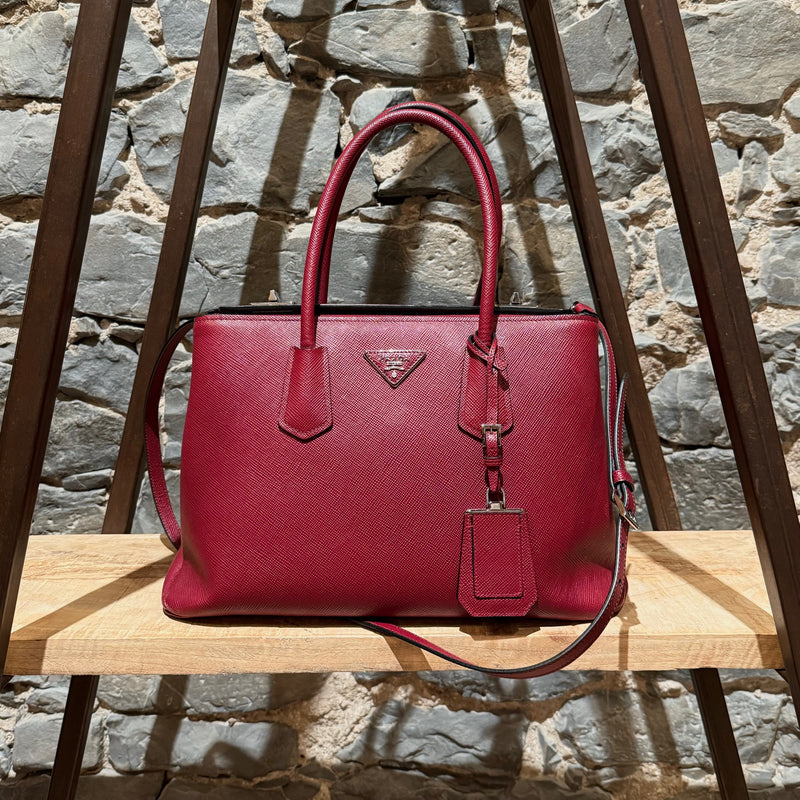 Sac fourre-tout Prada bordeaux Saffiano de taille moyenne avec fermoir pivotant et bandoulière