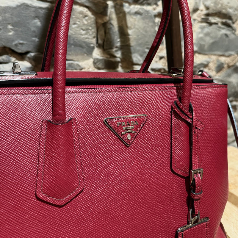 Sac fourre-tout Prada bordeaux Saffiano de taille moyenne avec fermoir pivotant et bandoulière