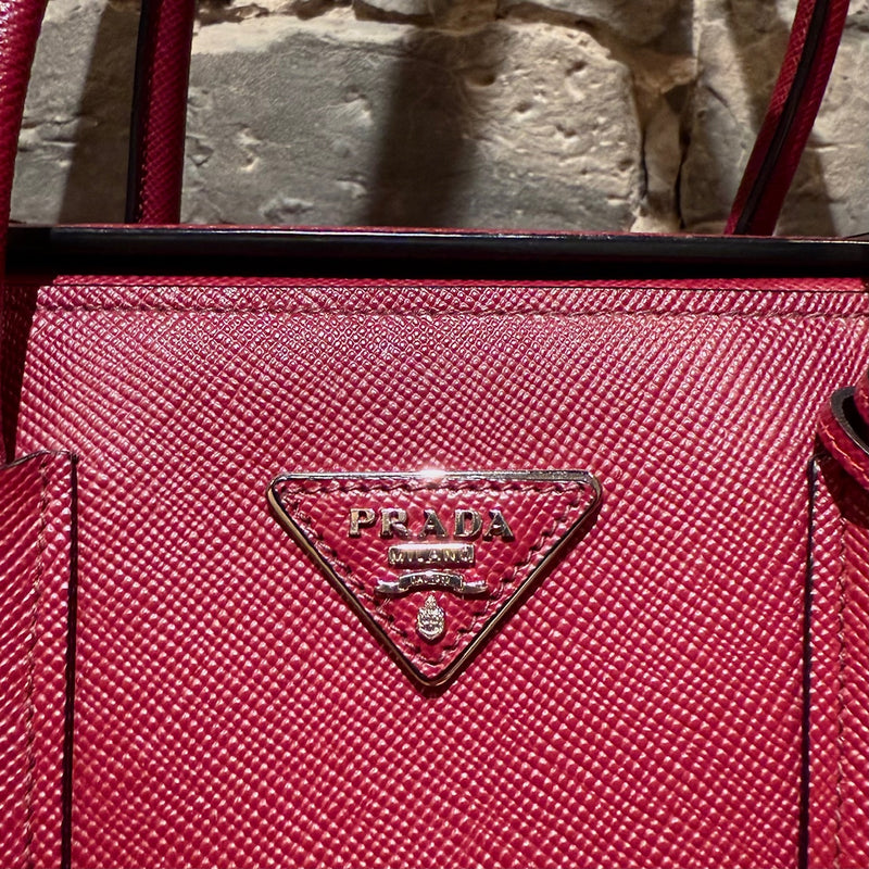 Sac fourre-tout Prada bordeaux Saffiano de taille moyenne avec fermoir pivotant et bandoulière