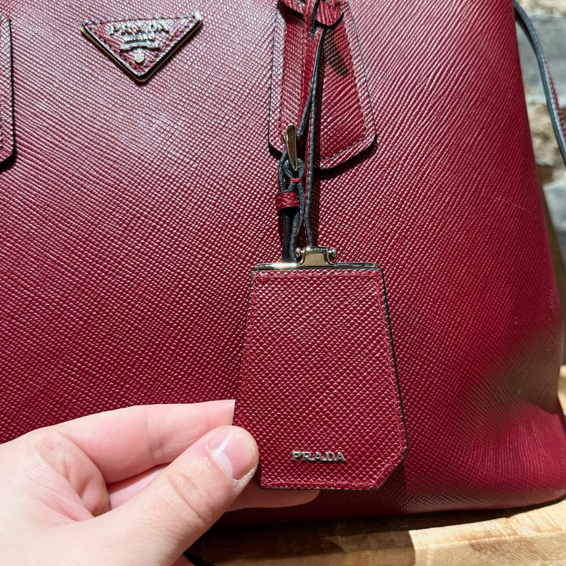 Sac fourre-tout Prada bordeaux Saffiano de taille moyenne avec fermoir pivotant et bandoulière