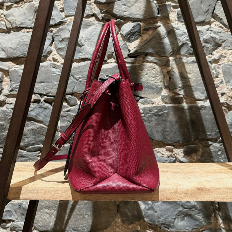 Sac fourre-tout Prada bordeaux Saffiano de taille moyenne avec fermoir pivotant et bandoulière