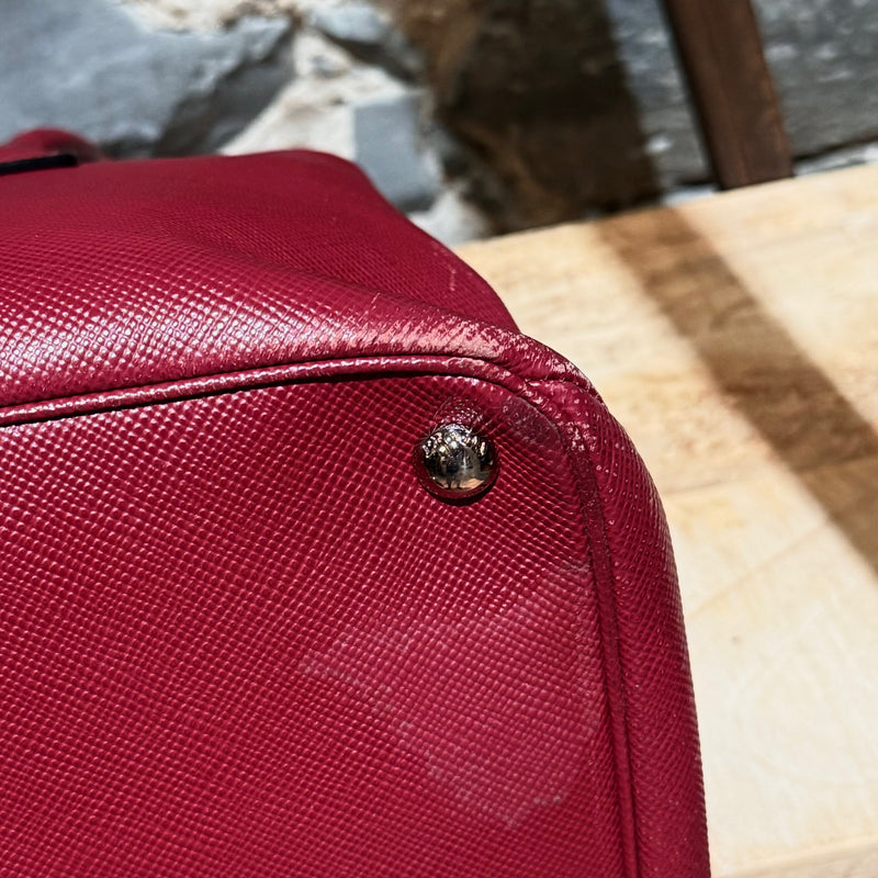 Sac fourre-tout Prada bordeaux Saffiano de taille moyenne avec fermoir pivotant et bandoulière