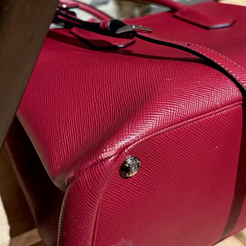 Sac fourre-tout Prada bordeaux Saffiano de taille moyenne avec fermoir pivotant et bandoulière