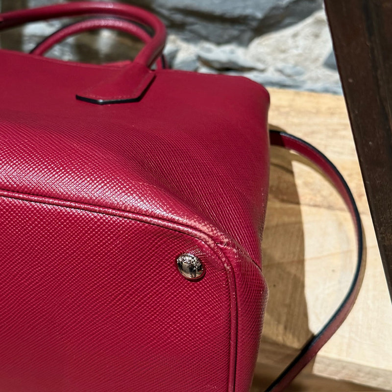 Sac fourre-tout Prada bordeaux Saffiano de taille moyenne avec fermoir pivotant et bandoulière