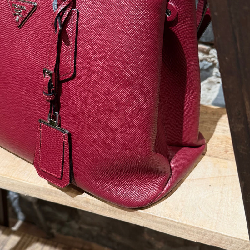 Sac fourre-tout Prada bordeaux Saffiano de taille moyenne avec fermoir pivotant et bandoulière