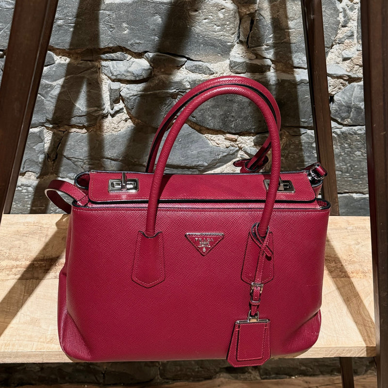 Sac fourre-tout Prada bordeaux Saffiano de taille moyenne avec fermoir pivotant et bandoulière