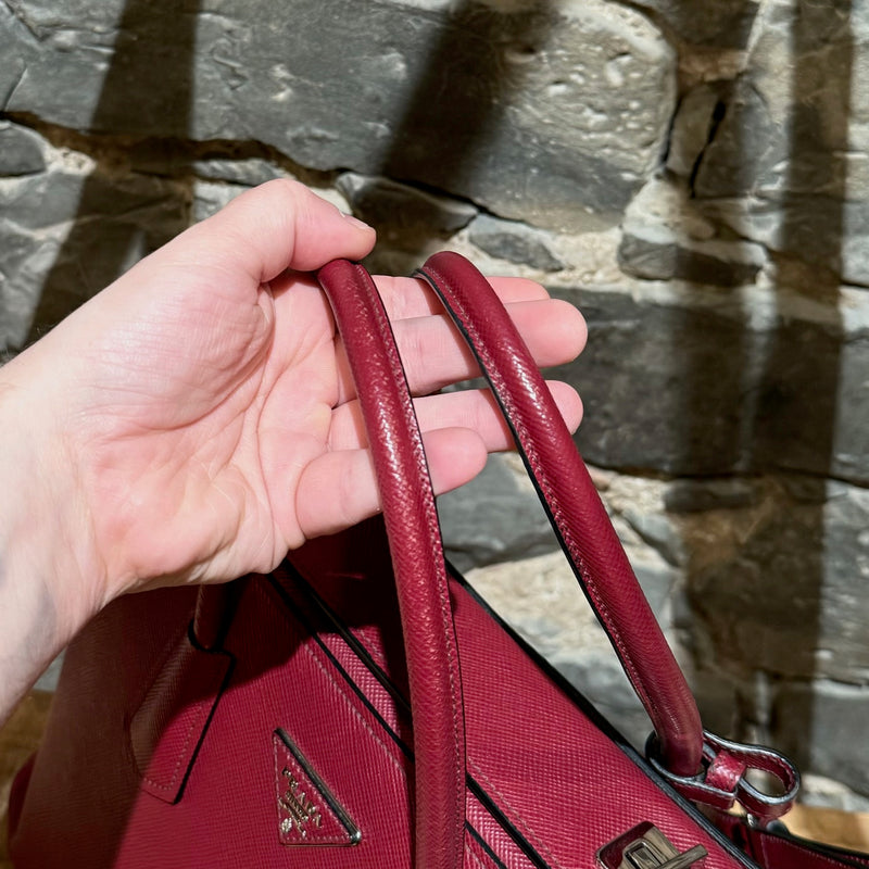 Sac fourre-tout Prada bordeaux Saffiano de taille moyenne avec fermoir pivotant et bandoulière