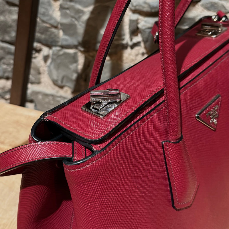 Sac fourre-tout Prada bordeaux Saffiano de taille moyenne avec fermoir pivotant et bandoulière