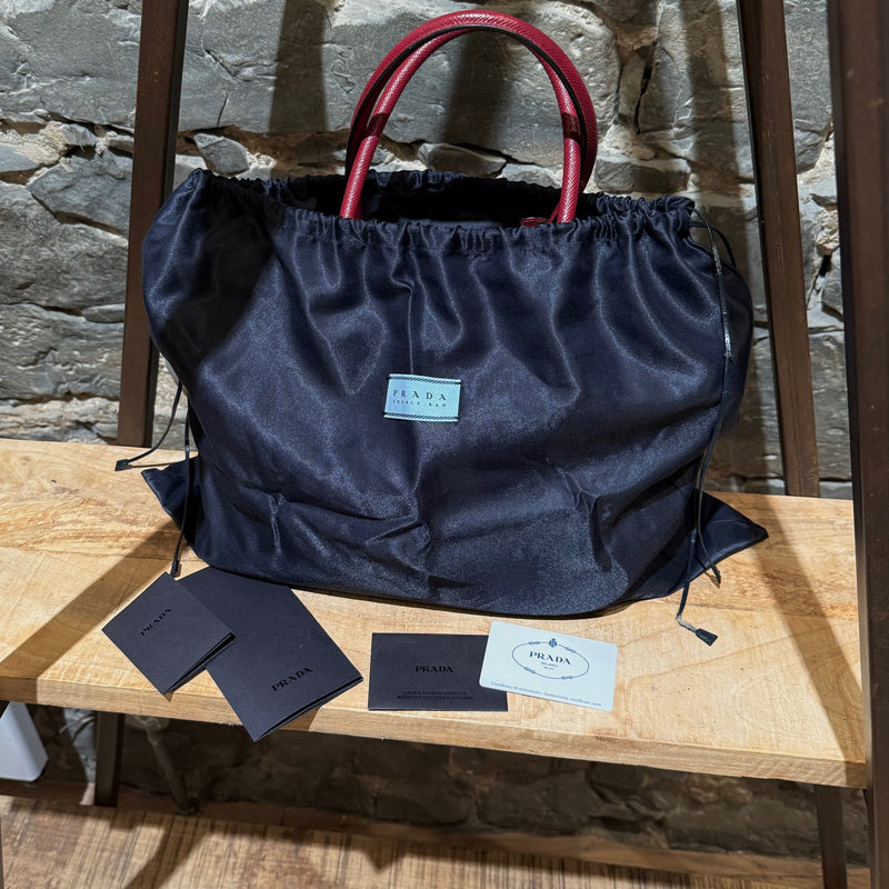 Sac fourre-tout Prada bordeaux Saffiano de taille moyenne avec fermoir pivotant et bandoulière