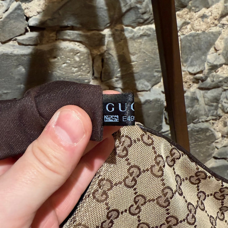 Petit sac à bandoulière plat en toile GG beige de Gucci