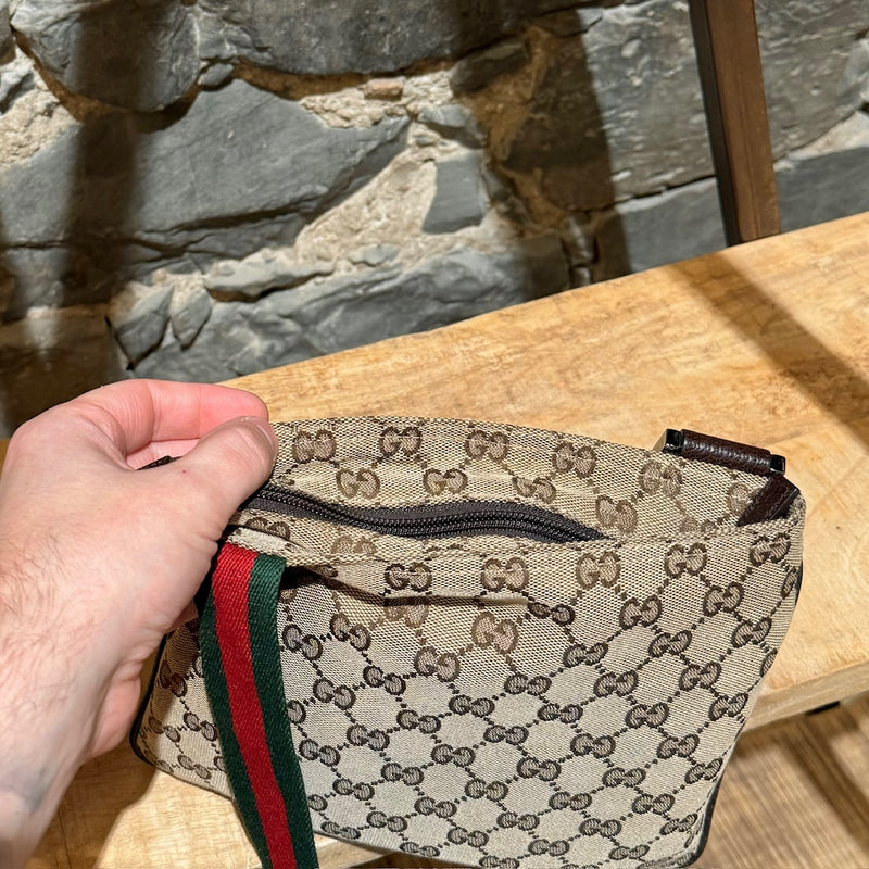 Petit sac à bandoulière plat en toile GG beige de Gucci