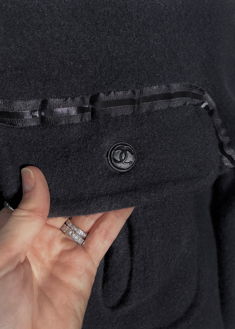 Pull court noir Chanel Pre FW13 en mélange de cachemire avec détail gros grain