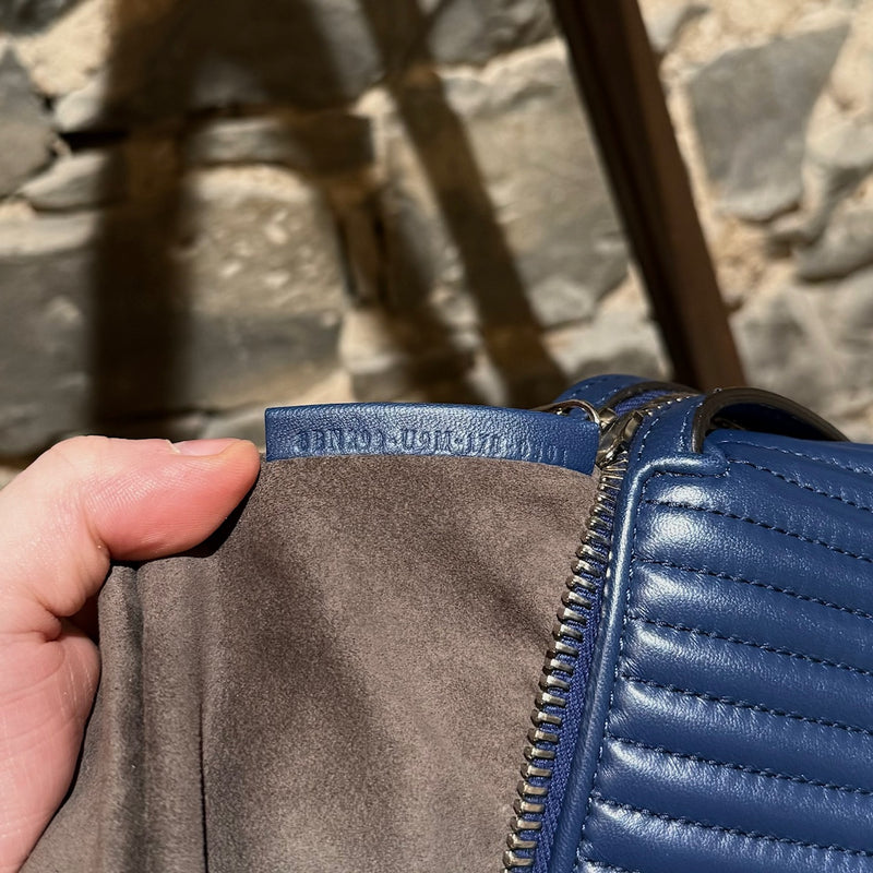 Petit sac à chaîne DotCom en cuir matelassé bleu marine Fendi avec breloque insecte