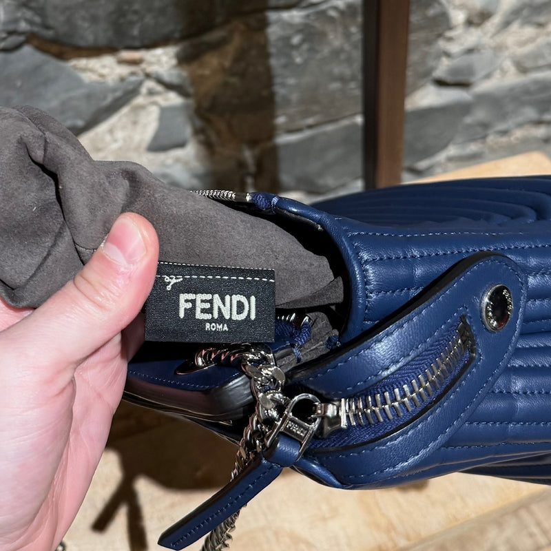 Petit sac à chaîne DotCom en cuir matelassé bleu marine Fendi avec breloque insecte