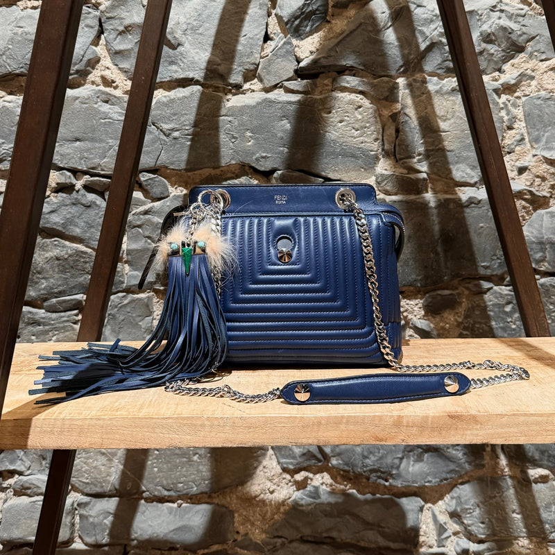 Petit sac à chaîne DotCom en cuir matelassé bleu marine Fendi avec breloque insecte