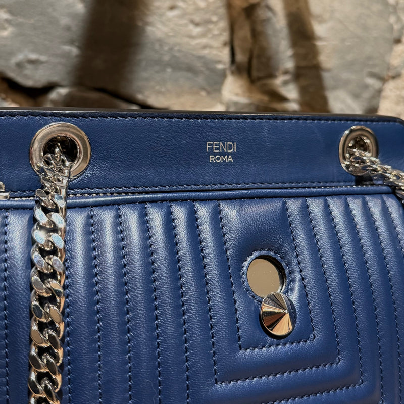 Petit sac à chaîne DotCom en cuir matelassé bleu marine Fendi avec breloque insecte