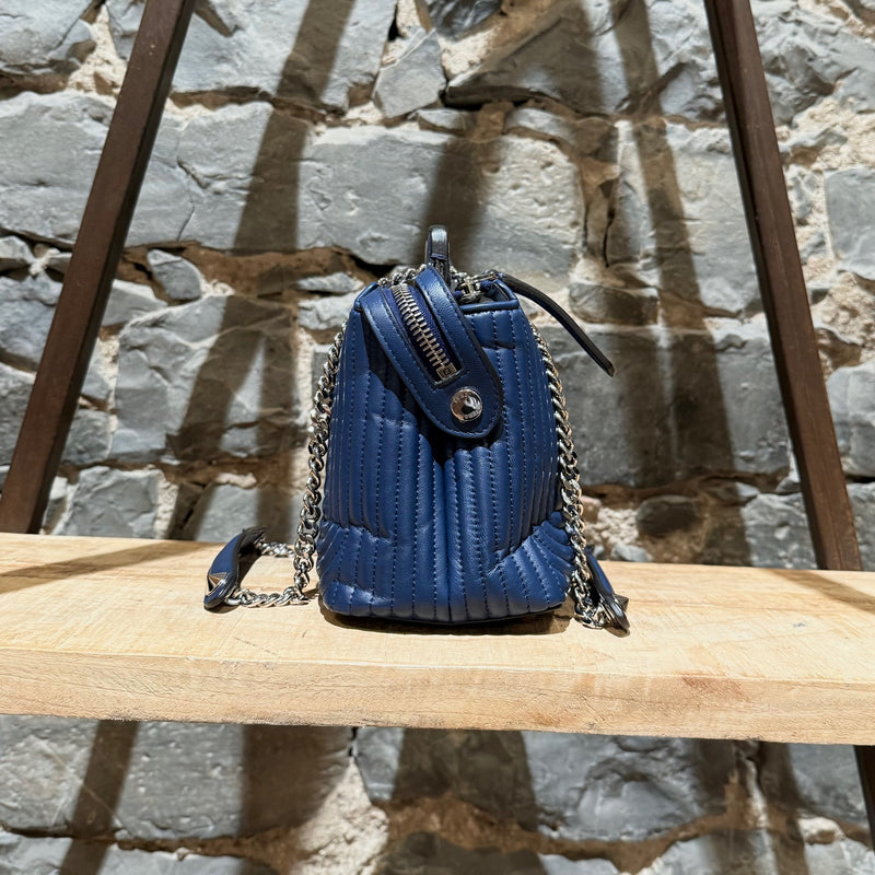 Petit sac à chaîne DotCom en cuir matelassé bleu marine Fendi avec breloque insecte