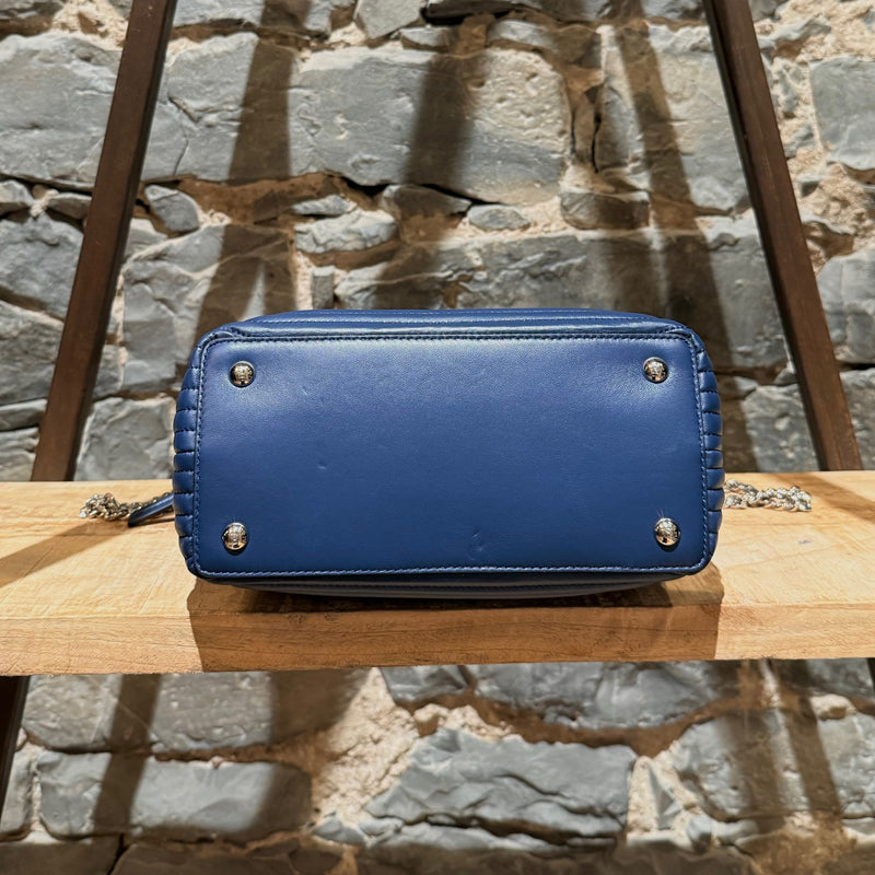 Petit sac à chaîne DotCom en cuir matelassé bleu marine Fendi avec breloque insecte