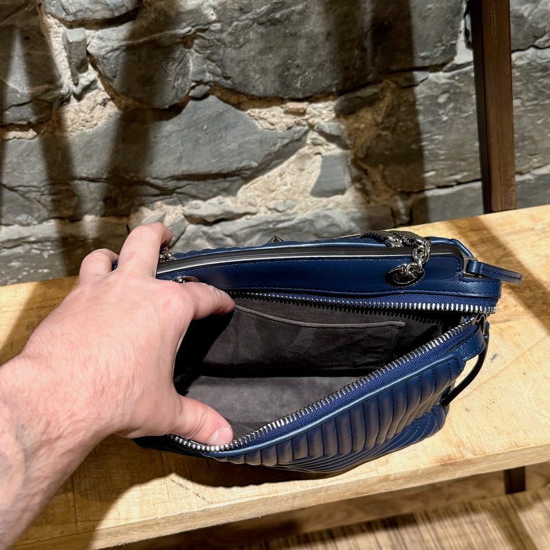 Petit sac à chaîne DotCom en cuir matelassé bleu marine Fendi avec breloque insecte